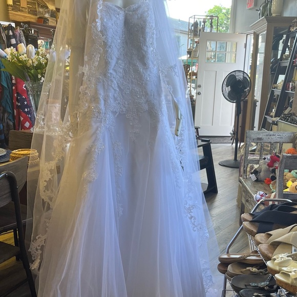 WEDDING DRESS BY DAVID’S - Picture 2 of 9
